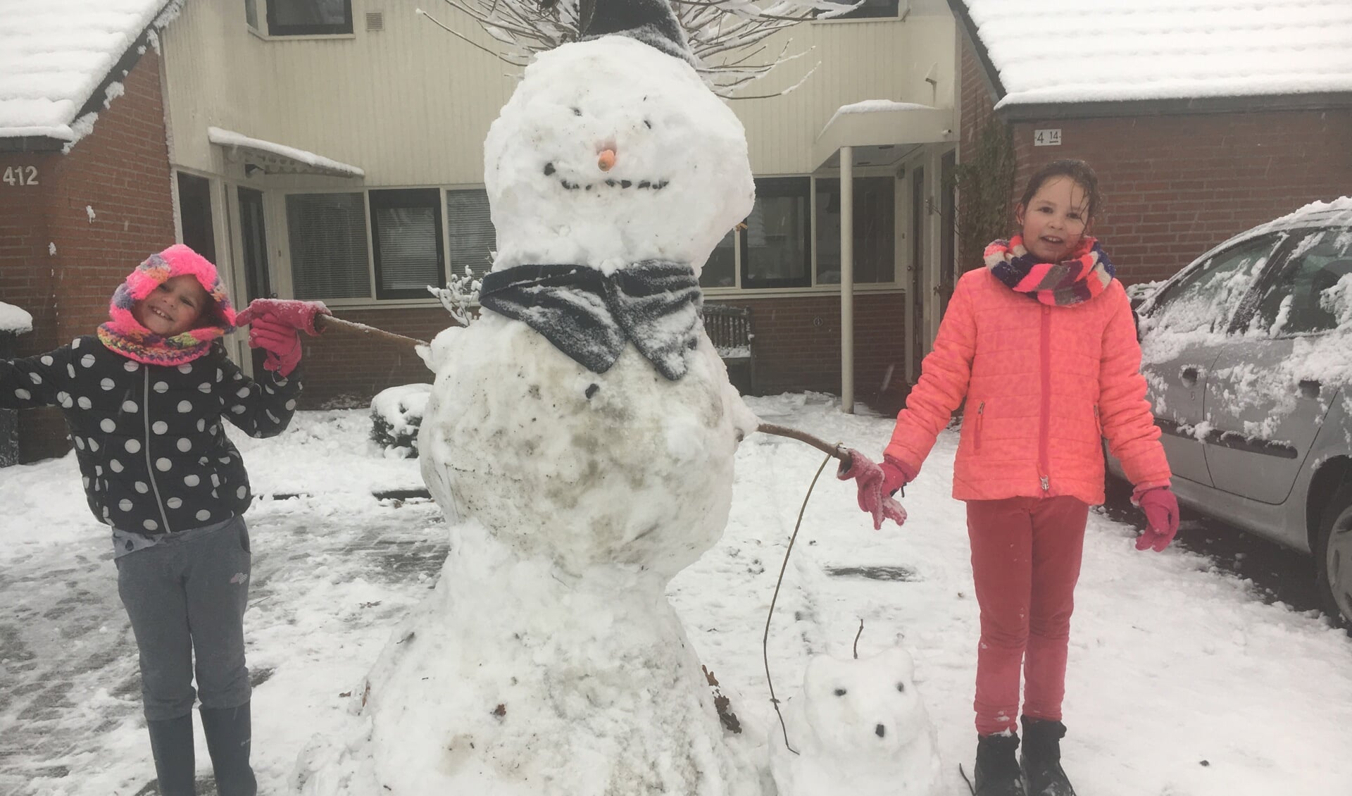 Fenne en Luna maakten een mooie sneeuwpop en hondje van de sneeuw