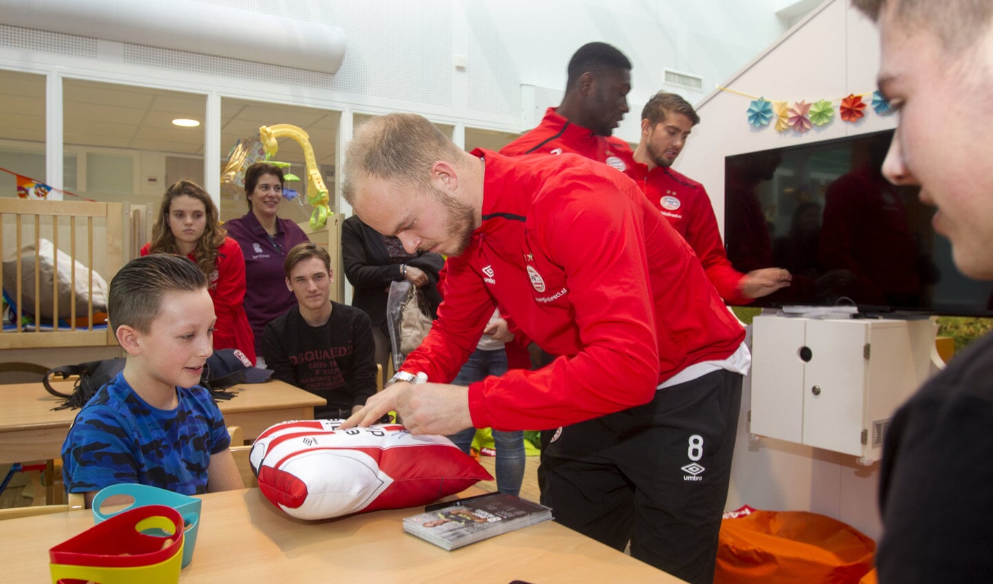 Bas scoort een handtekening van Jorrit Hendrix. 