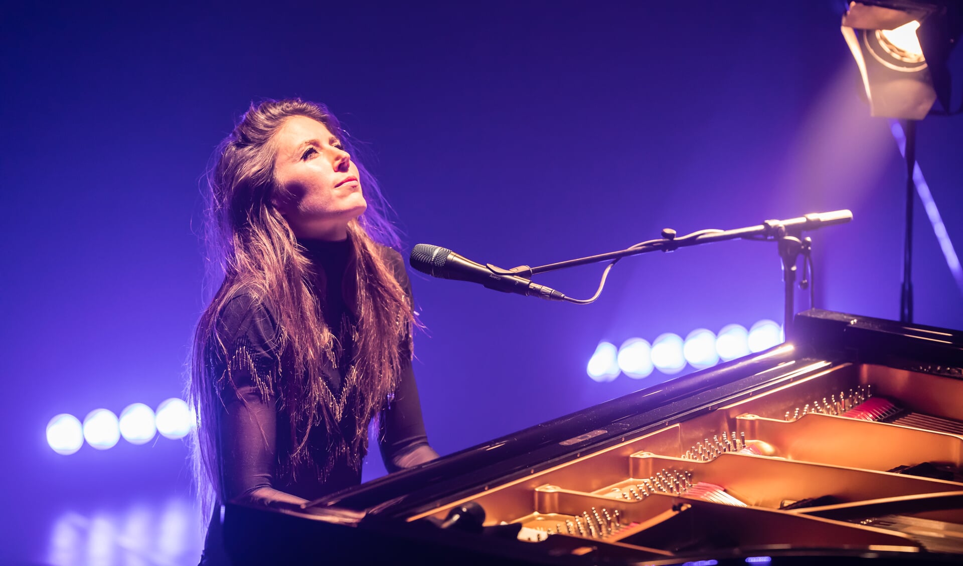 Pianiste Iris Hond tijdens één van haar theaterconcerten (Foto: Marcel van Vuren)