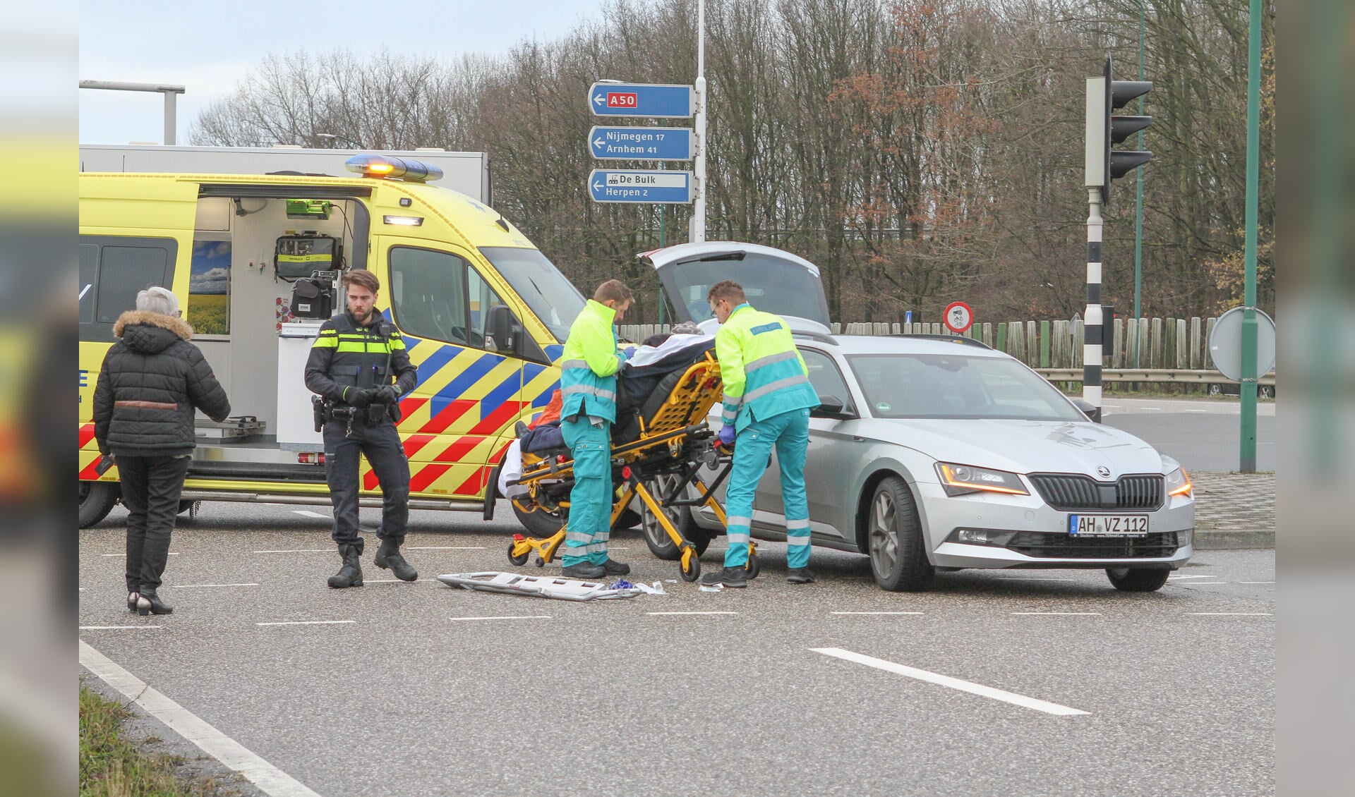 Fietser gewond bij ongeval in Ravenstein. (Foto: Maickel Keijzers / Hendriks Multimedia)