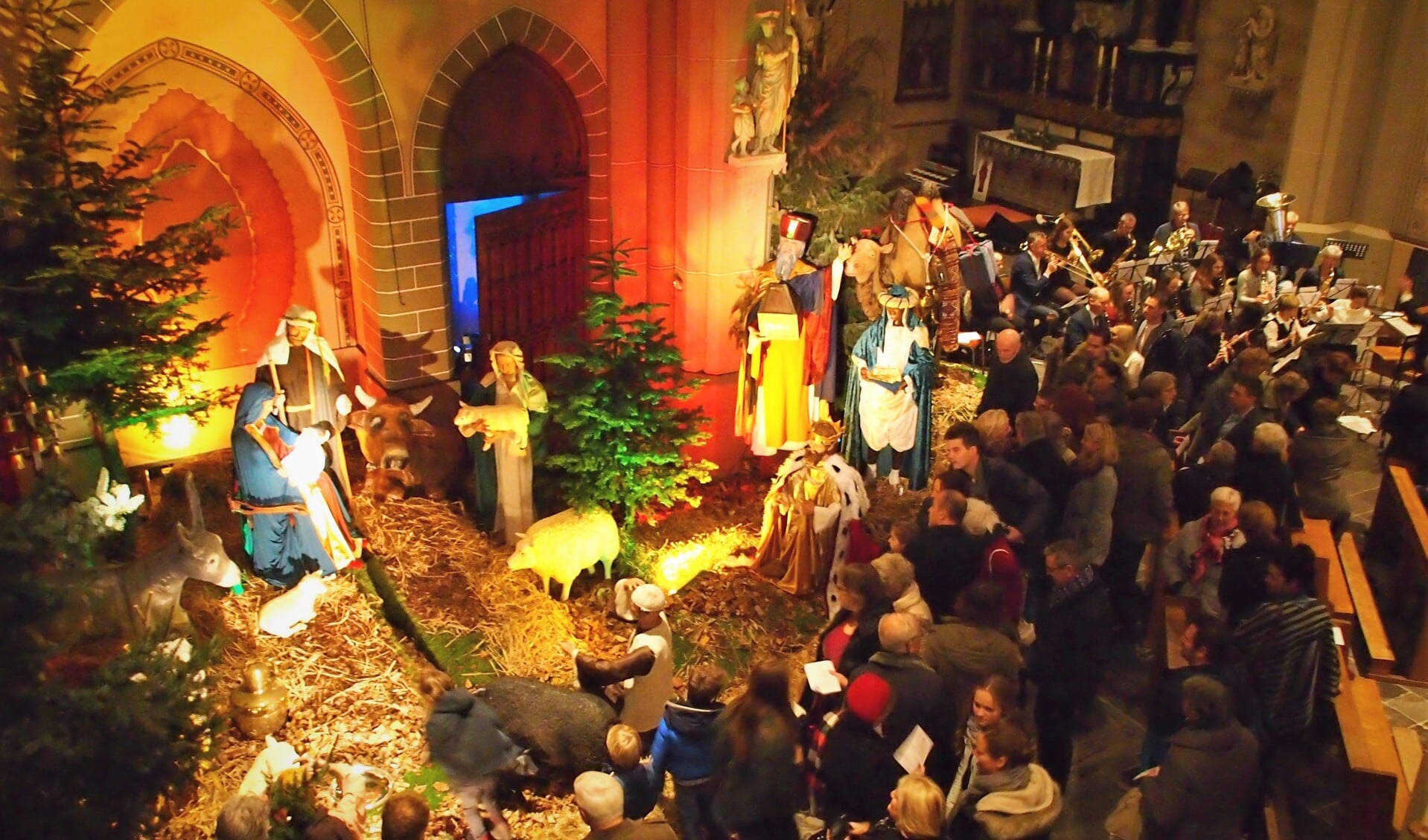 De eigentijdse kerststal van pastoor René Aarden is vanaf 16 december te zien in de Elisabethkerk.