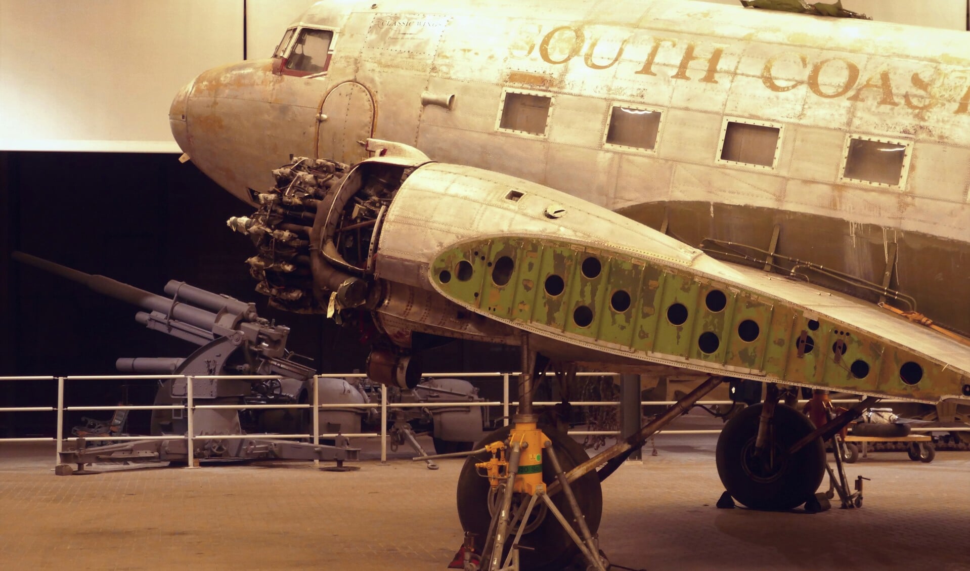 Het WO2-transportvliegtuig is in het Oorlogsmuseum Overloon gearriveerd. De vleugels waren al eerder aangekomen. 