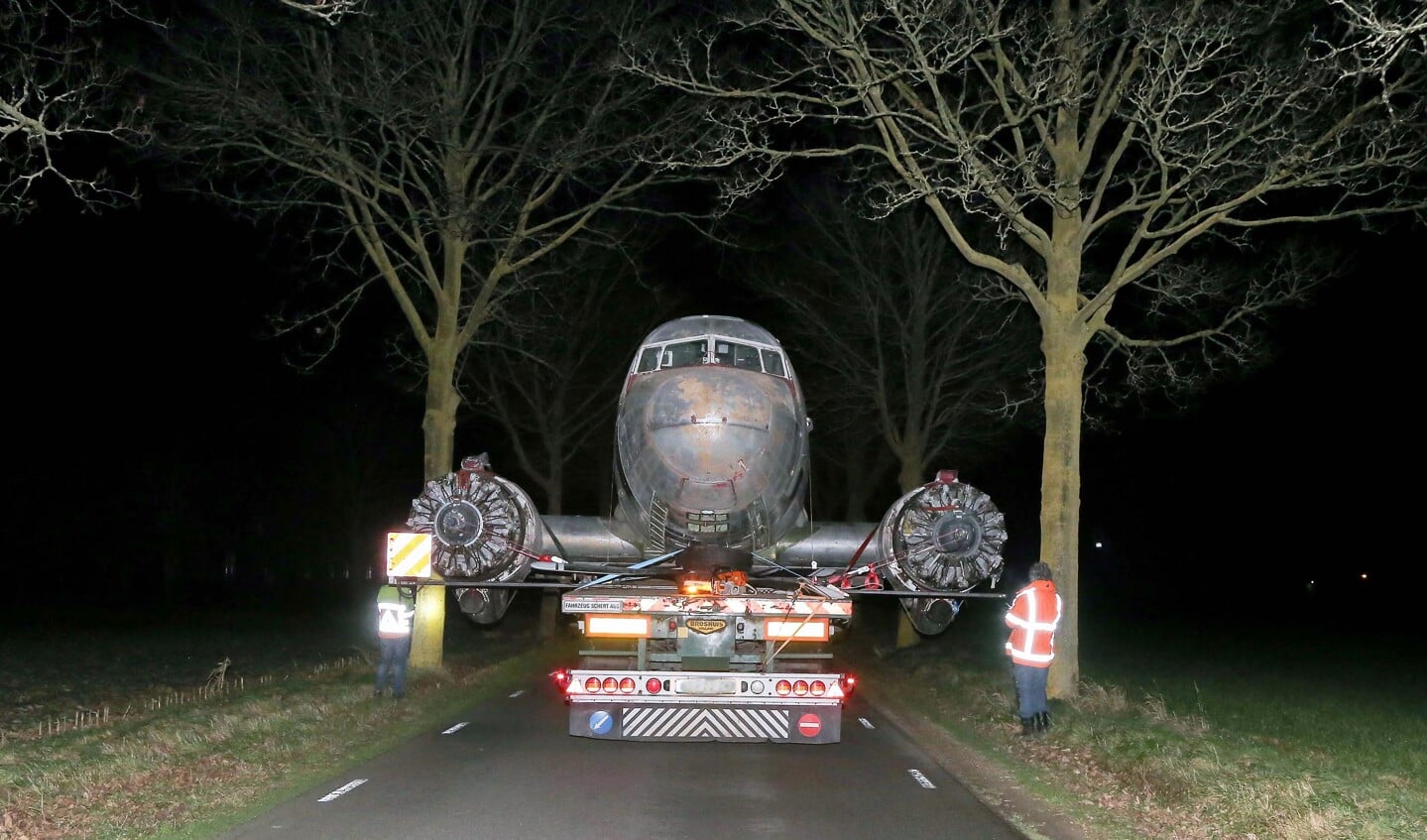Het was onderweg passen en meten om het transport veilig naar Overloon te loodsen. Foto: Albert Hendriks 