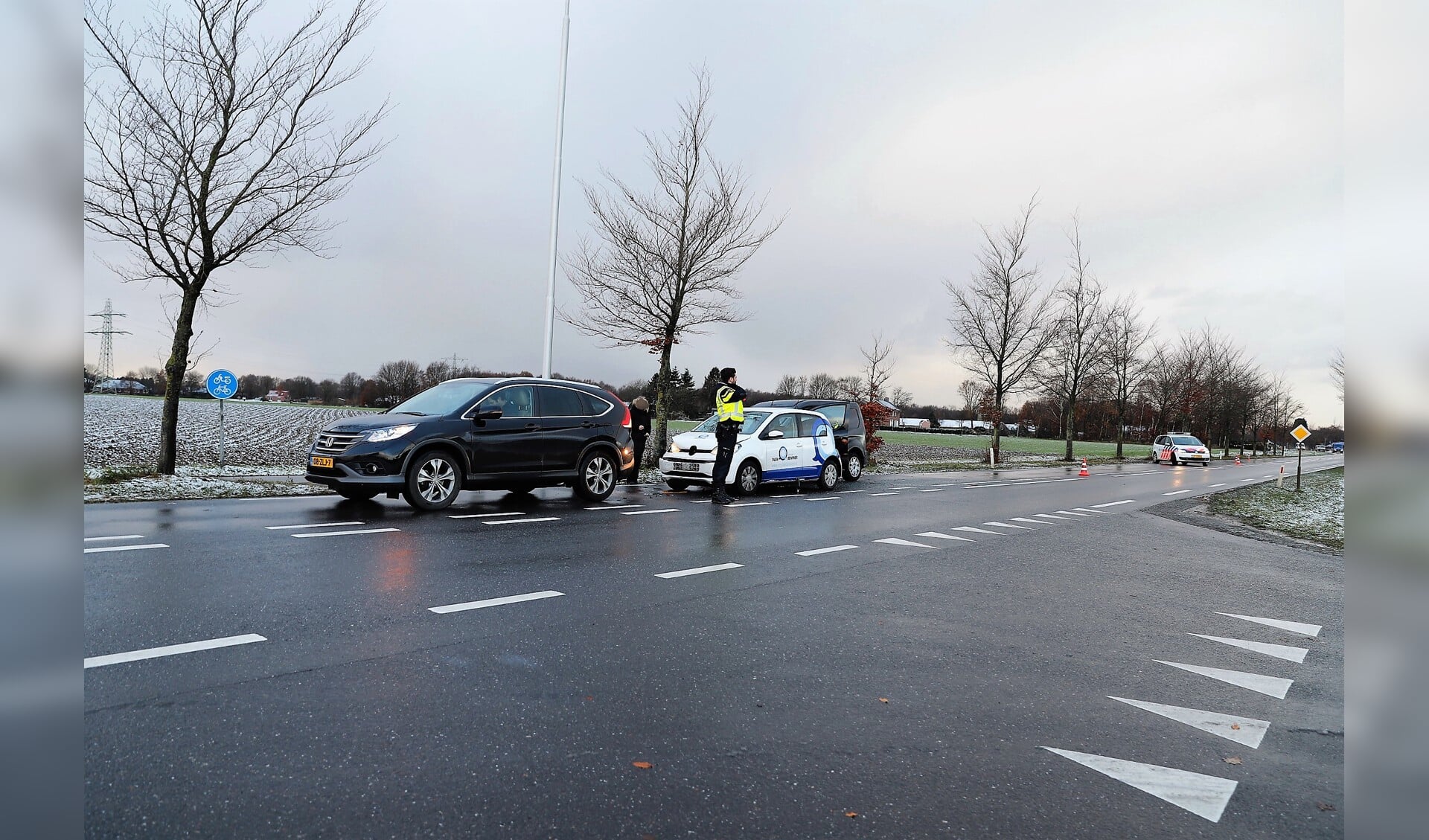 Drie auto's op een rijtje op de Hapseweg na het ongeval. Foto: SK-Media