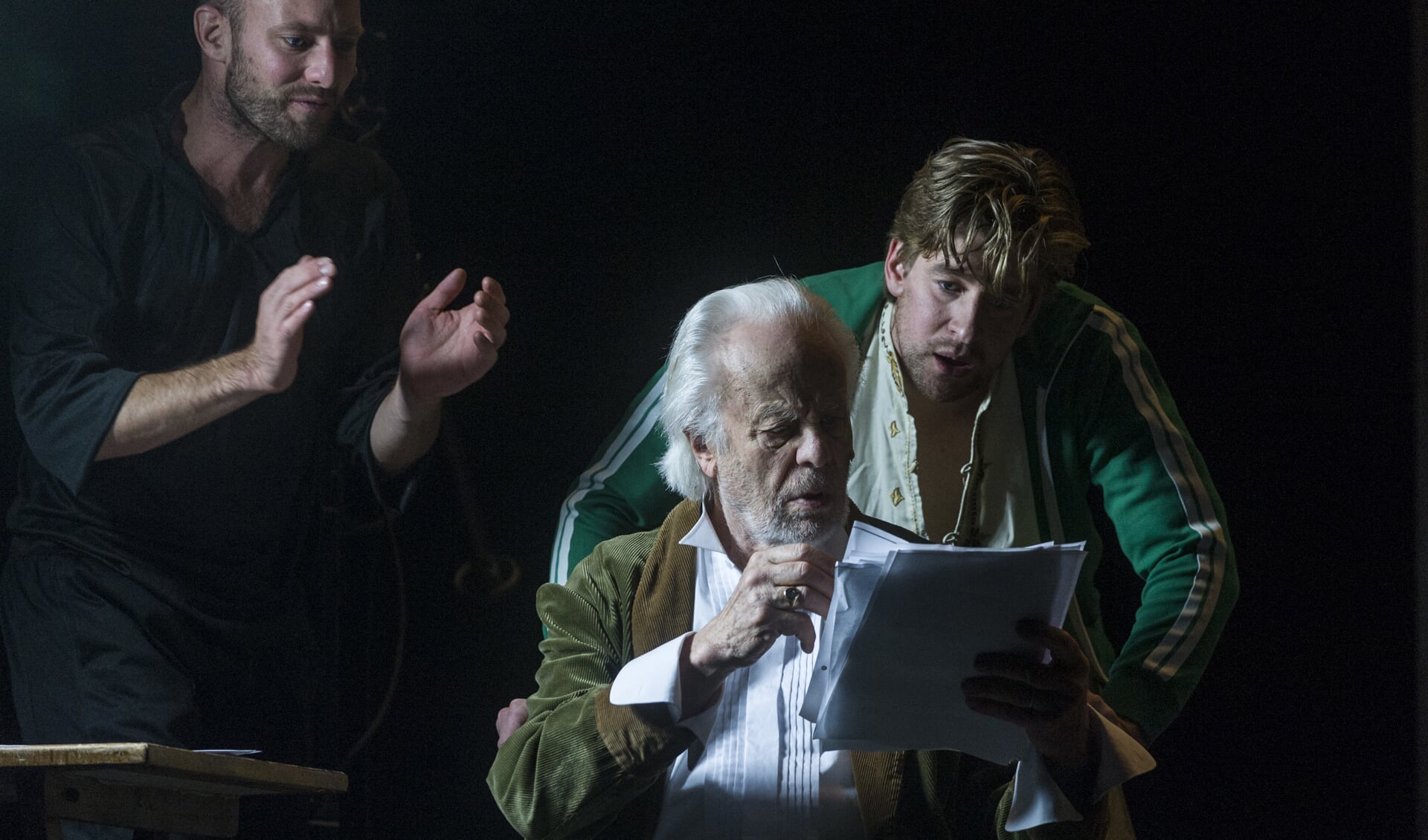 Bram van der Vlugt (82) neemt de rol van de vader op zich, Thijs Prein en Merijn de Jong spelen zijn zonen.