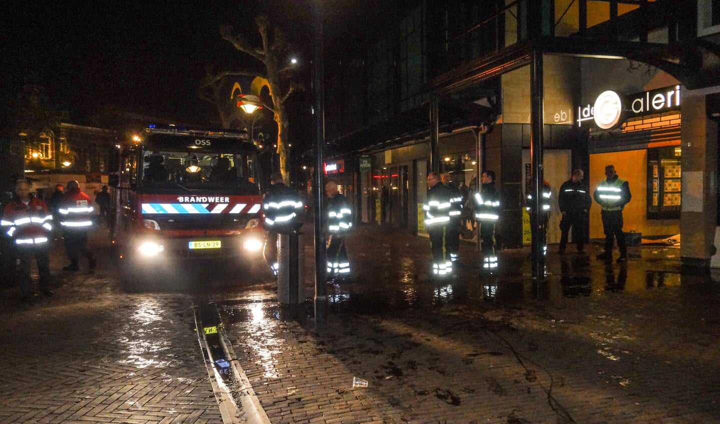 De brandweer had alles snel onder controle ( Foto's : Maickel Keijzers/ Hendriks Multimedia )