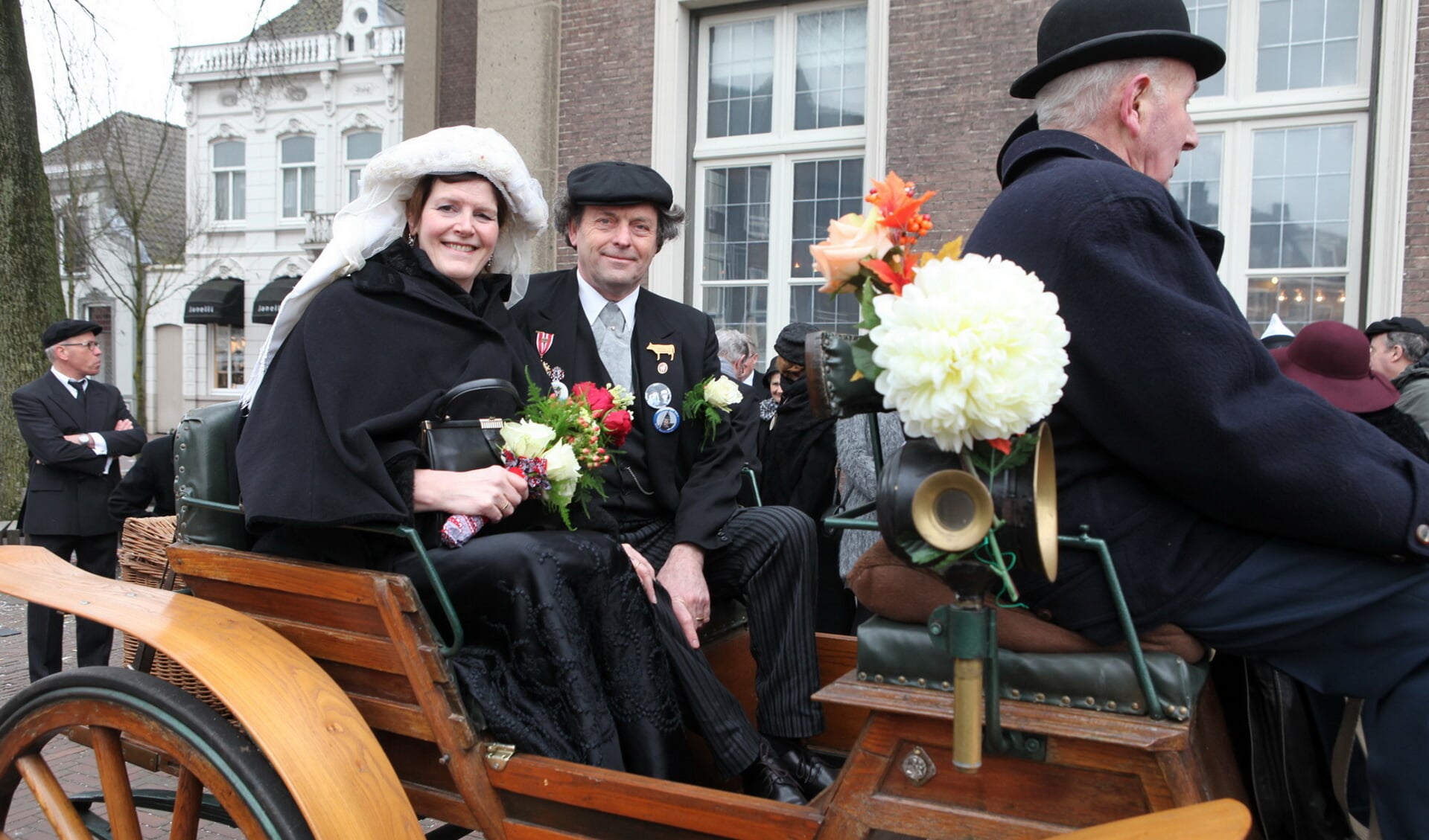 Karin en Bernhard klaar voor de tocht naar de 'huwelijksvoltrekking' (Foto's en video Peter Kuijpers en Ad van Dooren)