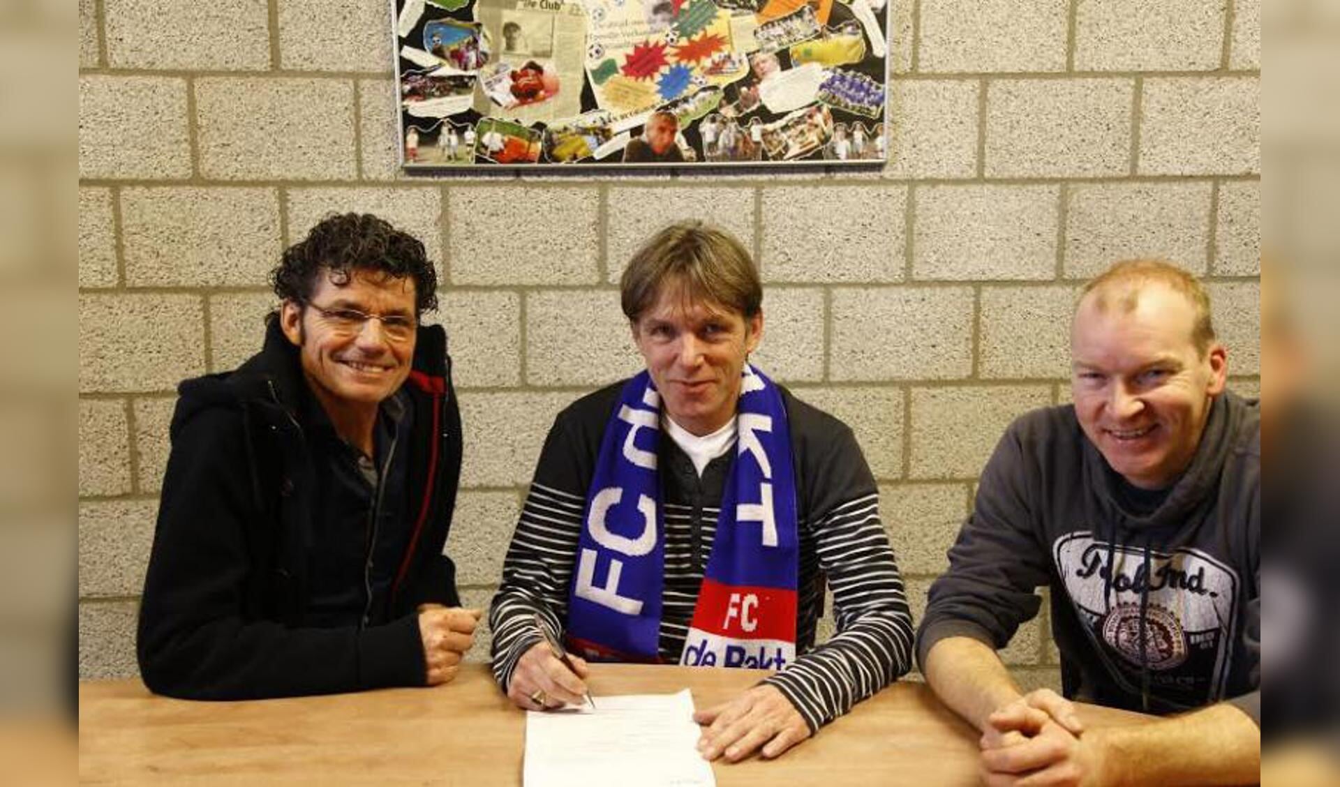 Theo Hageman, trainer van FC De Rakt (midden).