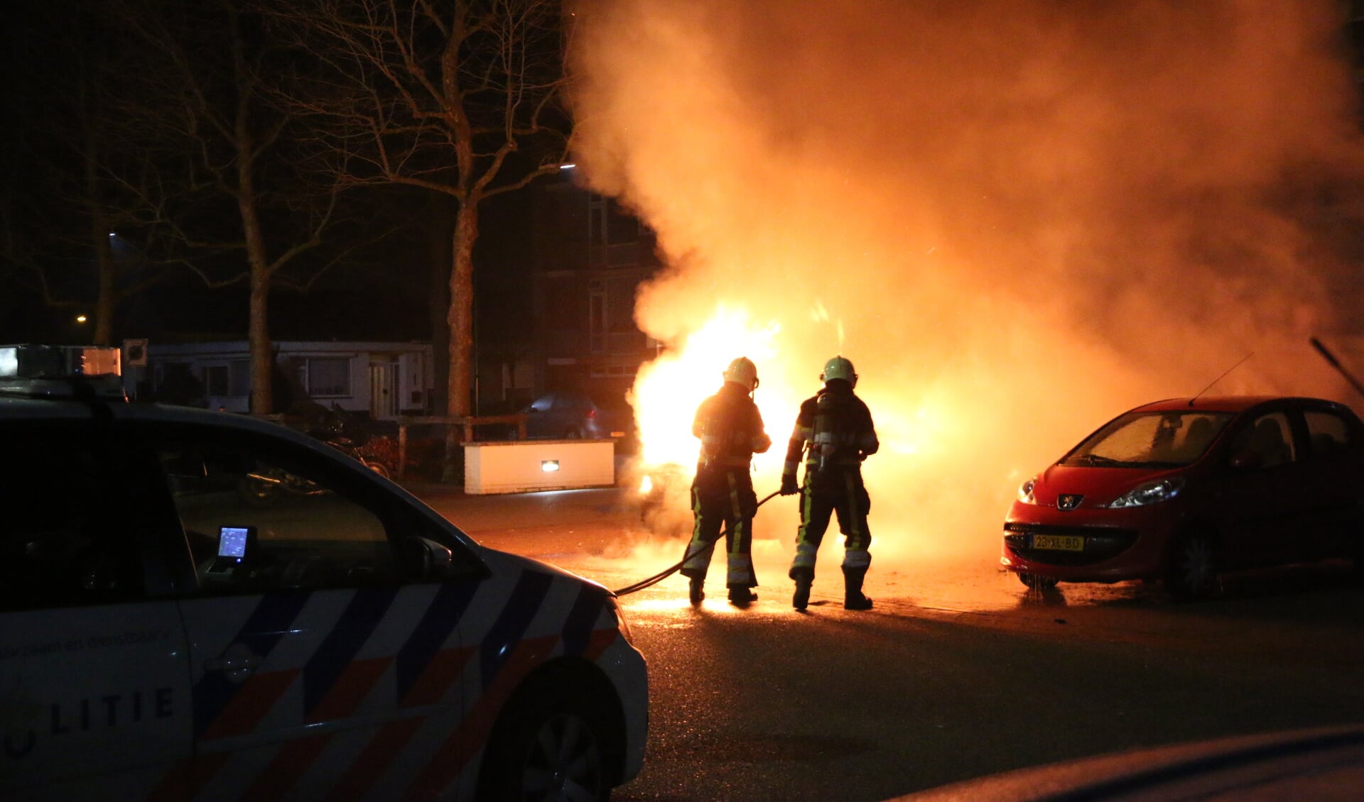 Aan de Valuwe in Cuijk is een auto volledig uitgebrand. (foto: SK-Media)