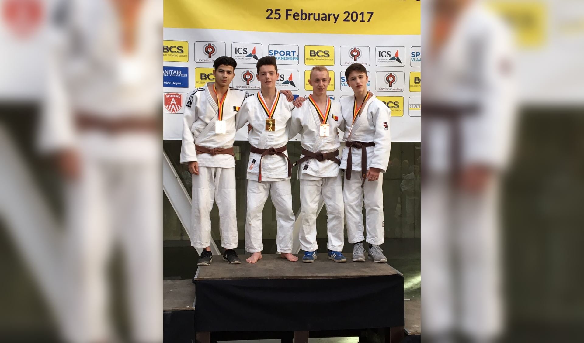  Judoka Wilms (tweede van links) pakt goud in Antwerpen