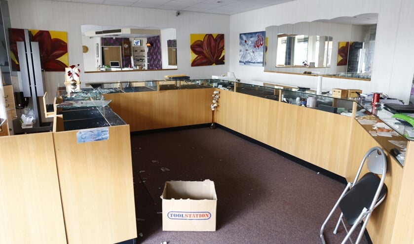 Ravage bij juwelier in Gennep waar ingebroken is, is goed zichtbaar. (foto: SK-Media)