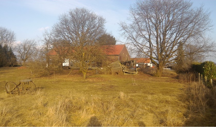 Het terrein waarop een accommodatie van ruim 100 m2 met terras en parkeerplaatsen zou moeten verrijzen voor een horecaetablissement, net buiten de bebouwde kom in Aijen.
