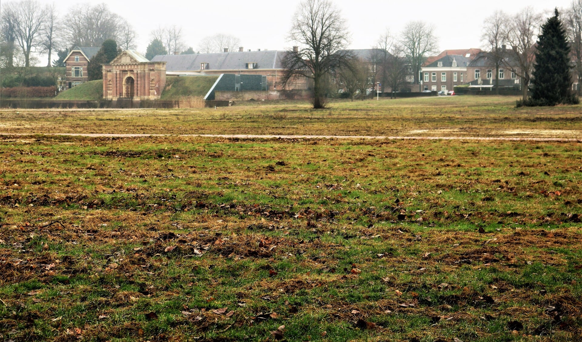 Het voormalige Visio-terrein ligt er verlaten bij. Op de achtergrond de Hampoort. (tekst en foto: Annelies Graafsma)