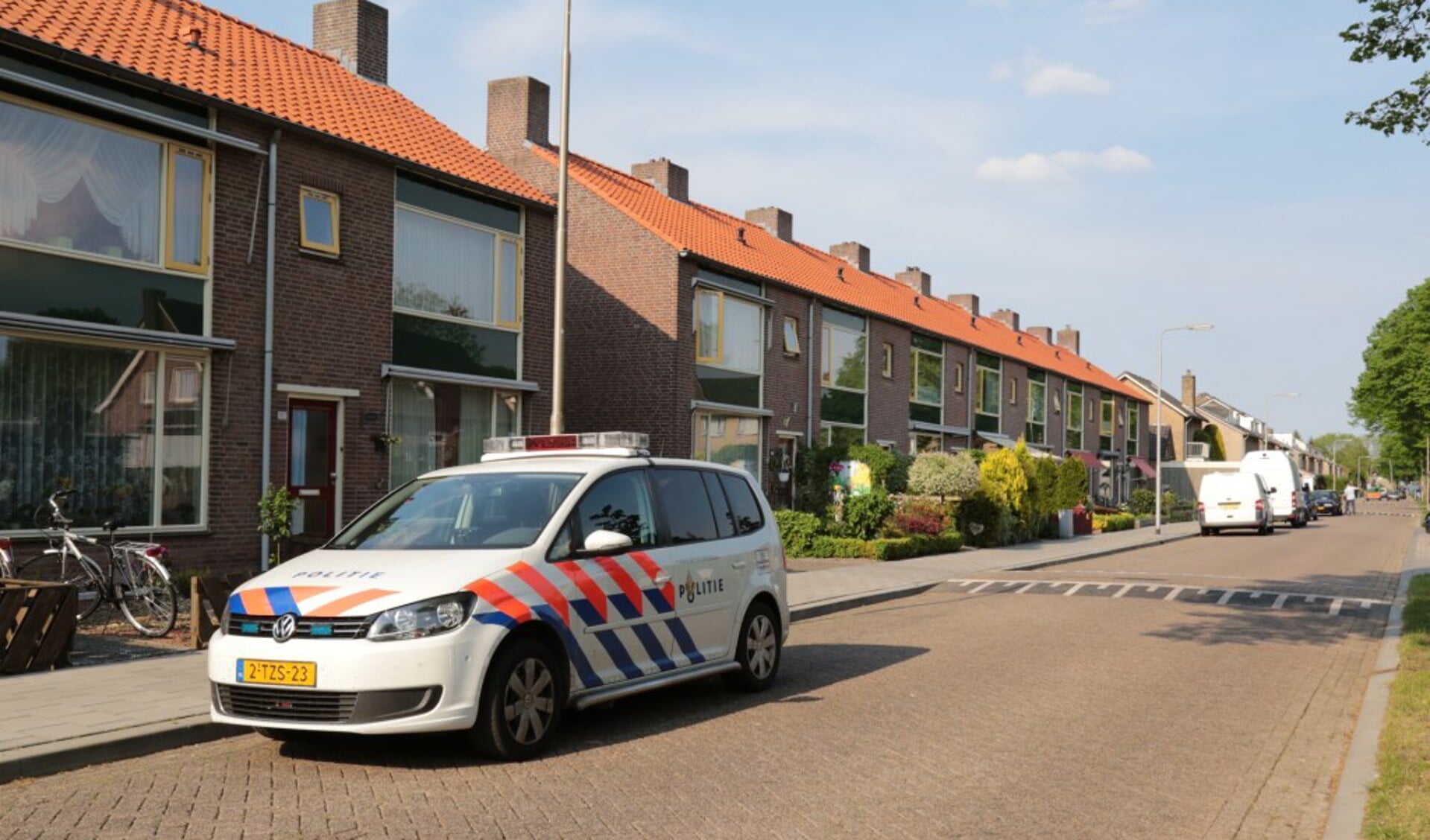 De politie deed onderzoek bij de woning ( foto's : Maickel Keijzers / Hendriks Multimedia )