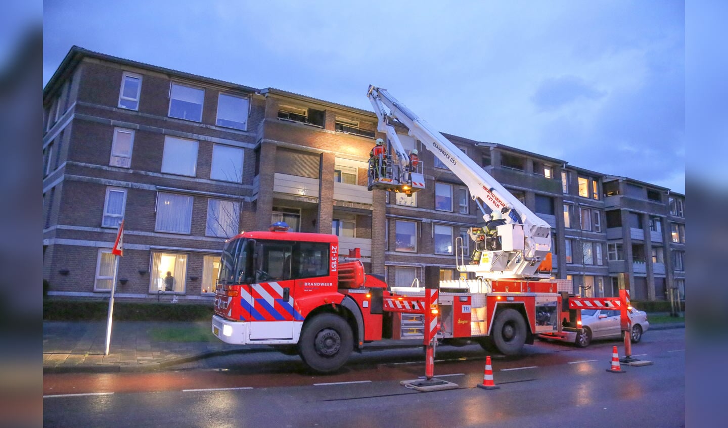 De brandweer verwijderde het rolluik ( Foto's : Maickel Keijzers / Hendriks Multimeda ) 