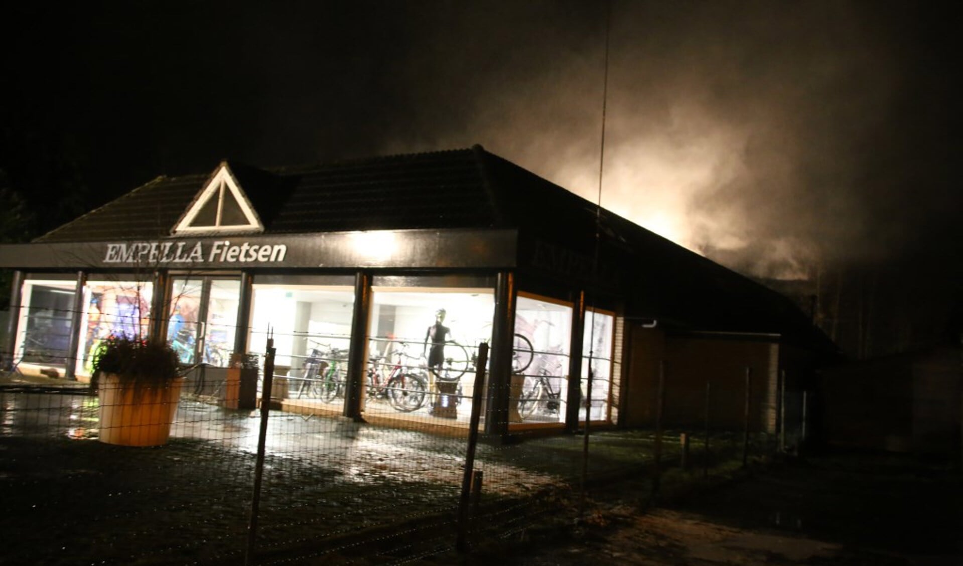 Empella in Uden is gesloten als gevolg van een brand in de fietsenwinkel op donderdagavond 12 januari.
