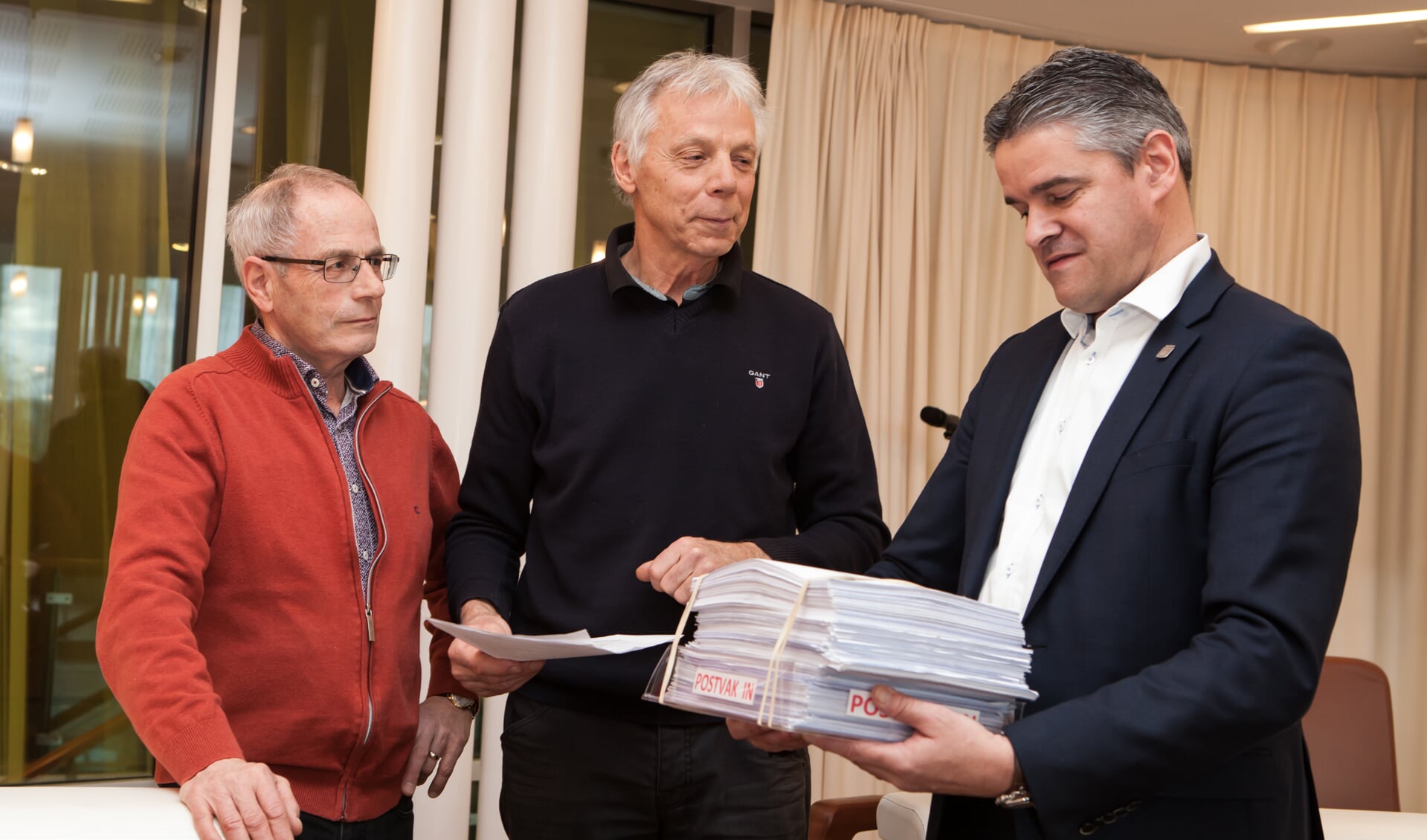Harry Cruijsen en Gerard Beckers hebben bijna 1.600 handtekeningen overhandigd aan wethouder Erik Daandels. (foto: Diana Derks)
