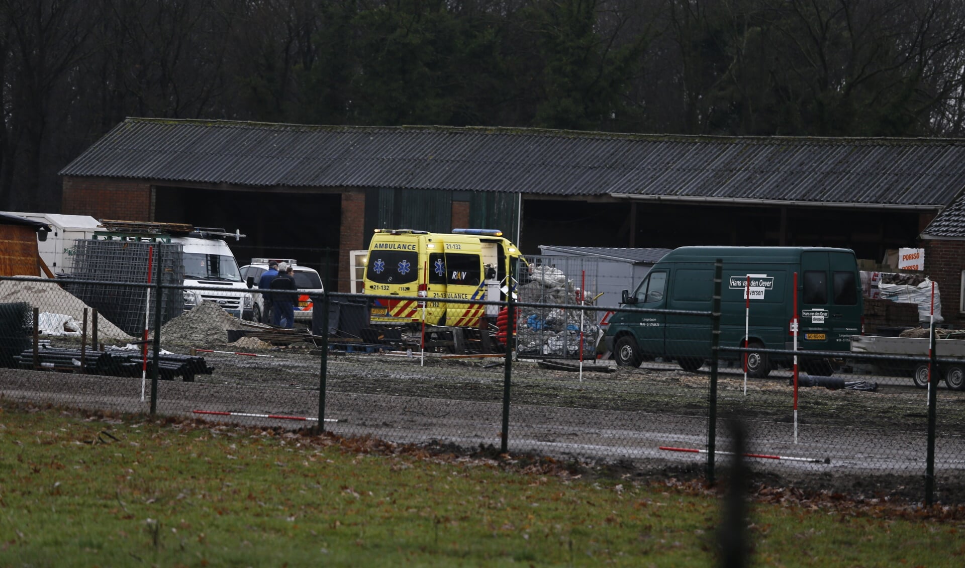 Bij een val bij een bedrijf in Langenboom is een man vanochtend zwaargewond geraakt. (foto: SK-Media)