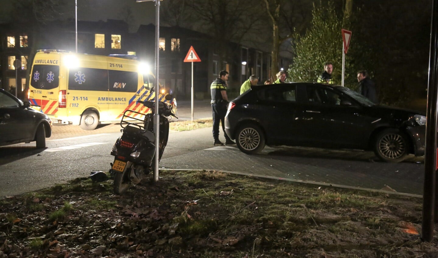 Ongeval op de Joannes Zwijsenlaan. (Foto: Maickel Keijzers / Hendriks multimedia )