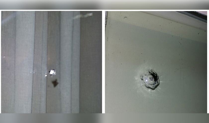 De inslag van de steentjes is duidelijk zichtbaar in de ruiten. (foto: Politie Cuijk)
