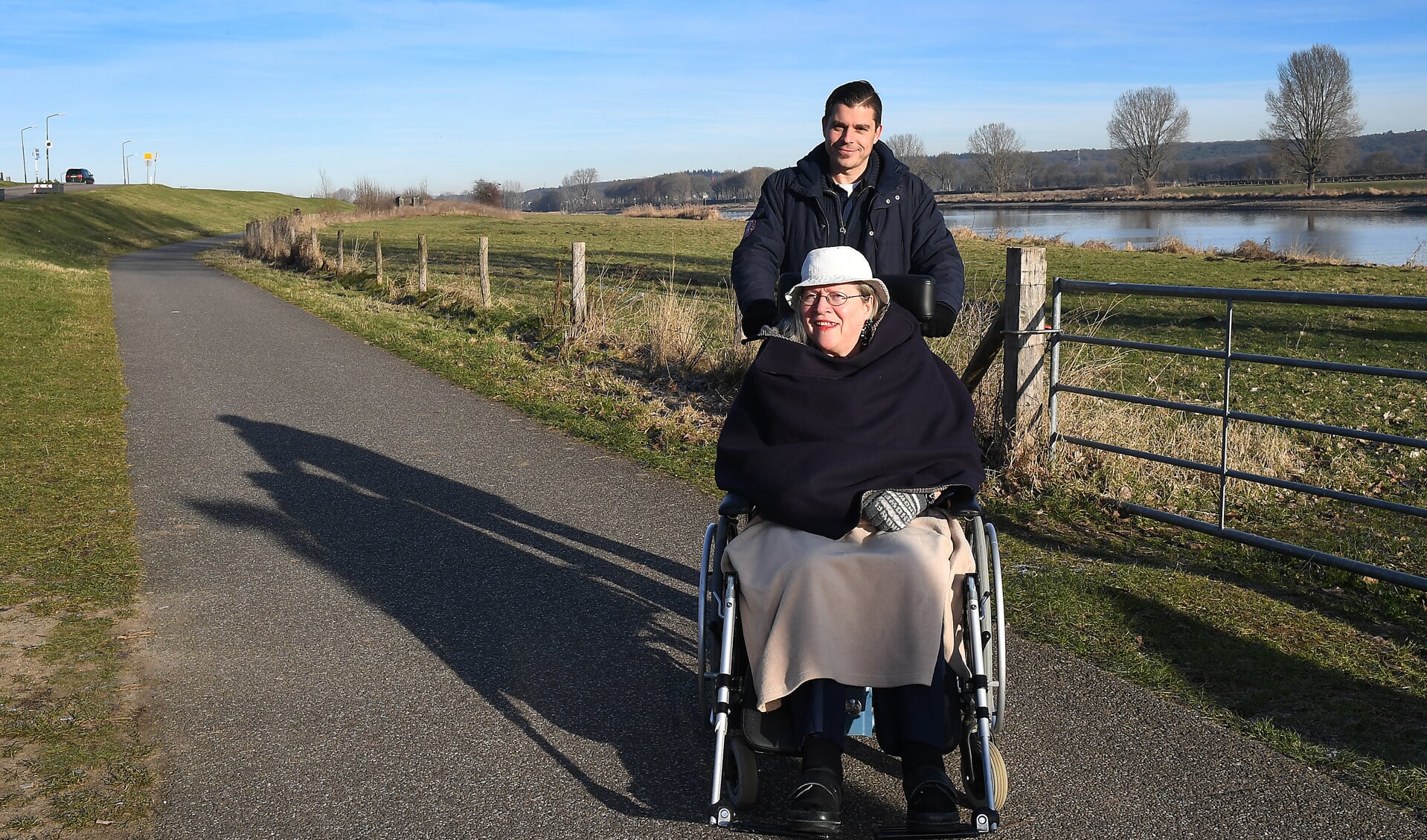 'Maatje' Jeroen Ruijs en mevrouw Sas maken graag wandelingen samen. (foto: Ed van Alem)