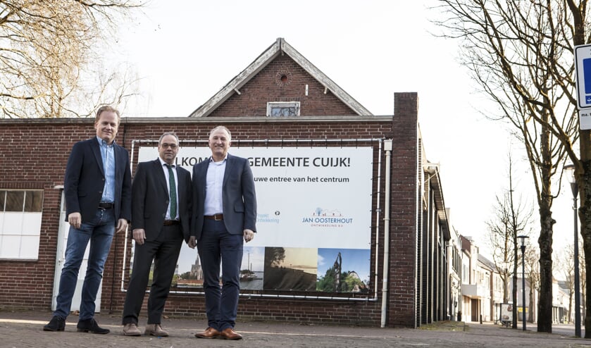 Joris-Jan Oosterhout (Jan Oosterhout Ontwikkeling), wethouder Rob Poel en Michel van Wijk (Jan Oosterhout Ontwikkeling) bij de entree van de Molenstraat in Cuijk. (foto: Diana Derks)