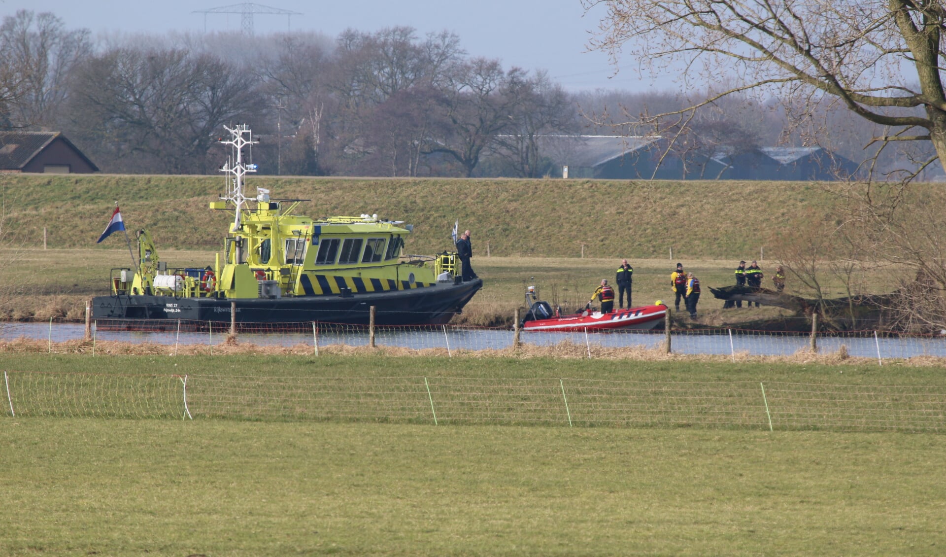 In de Maas bij Linden is vanmiddag het lichaam van een nog onbekend persoon aangetroffen. (foto: SK-Media)