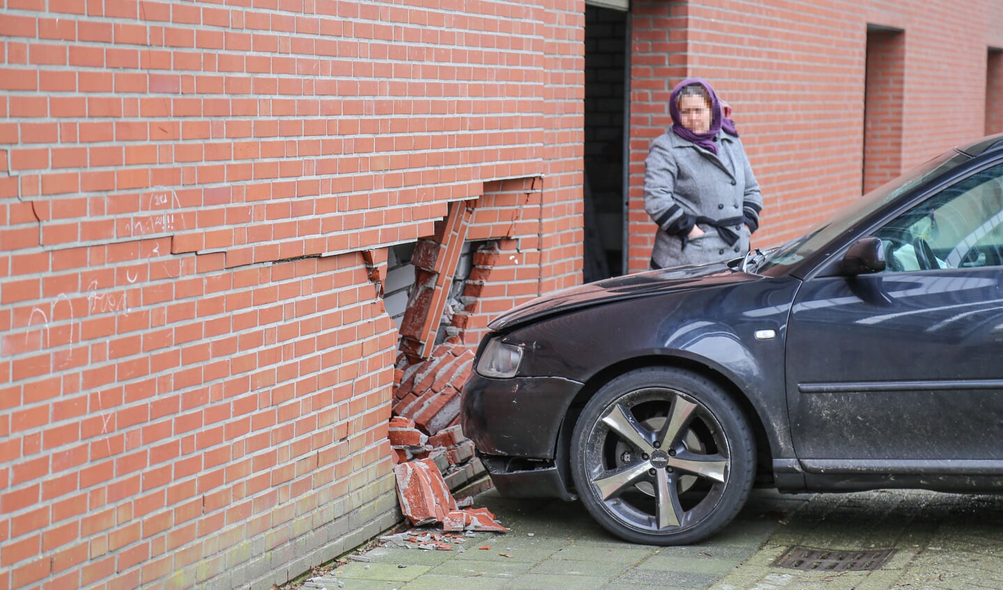 De auto raakte flink beschadigd (Foto's : Maickel Keijzers / Hendriks Multimedia ) 