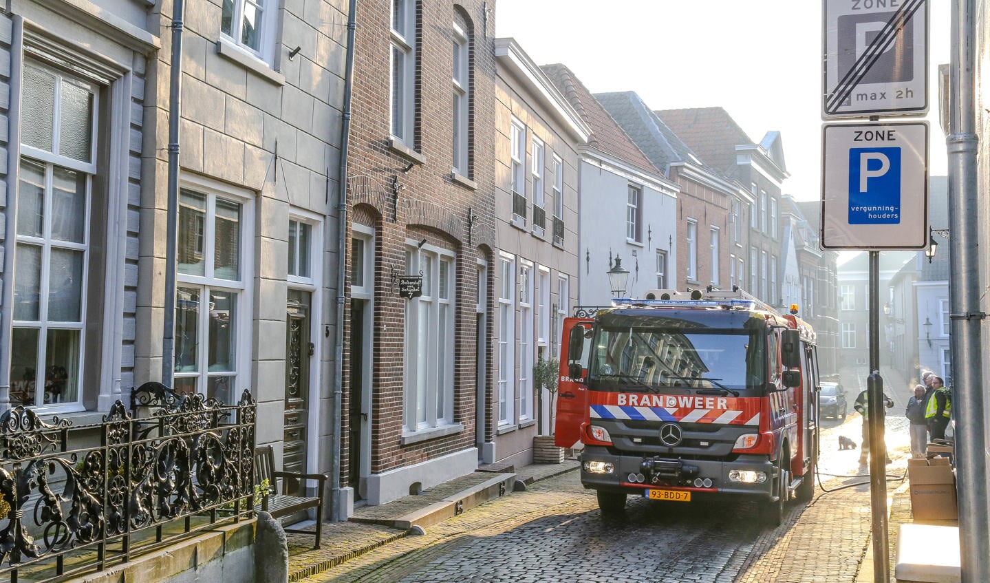 De brandweer was ook maandagochtend in Ravenstein. (Foto: Maickel Keijzers / Hendriks MultiMedia)