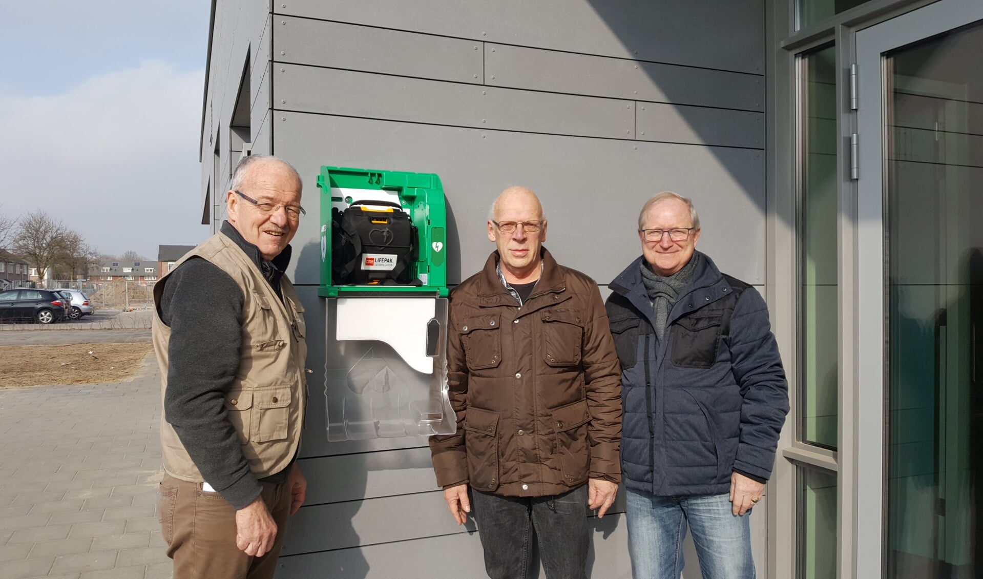 Peter de Wit van de Wijkvereniging (midden), John Zijlmans van de Wijkraad (rechts) en Leo Engelen van VHS (links).