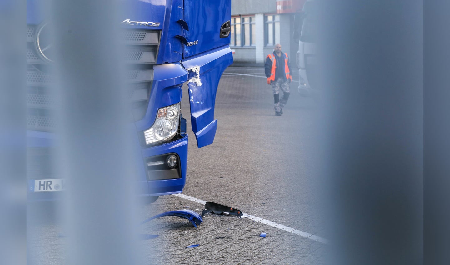 Lichtgewonde bij ongeval tussen twee vrachtwagens op Markermeer in Oss. (Foto: Maickel Keijzers, Hendriks Multimedia)