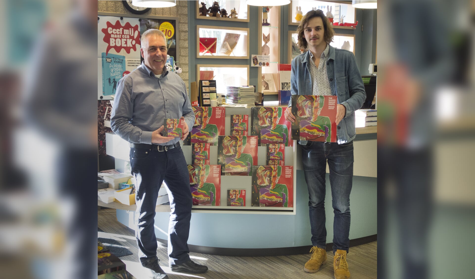 Winkeleigenaar Frans van Dinter met TNSD-zanger Stefan Kollee. (foto: Hans Vos Fotografie)