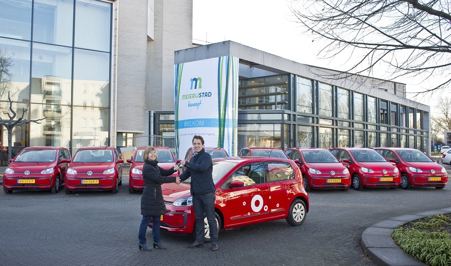 Paul Coppes van Greenwheels overhandigt het nieuwe Greenwheels Company Cars wagenpark aan Marijke Wilms, gemeentesecretaris van Meierijstad.