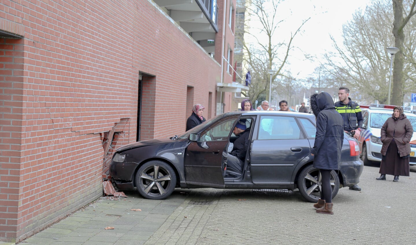 De auto raakte flink beschadigt ( Foto's : Maickel Keijzers / Hendriks Multimedia ) 