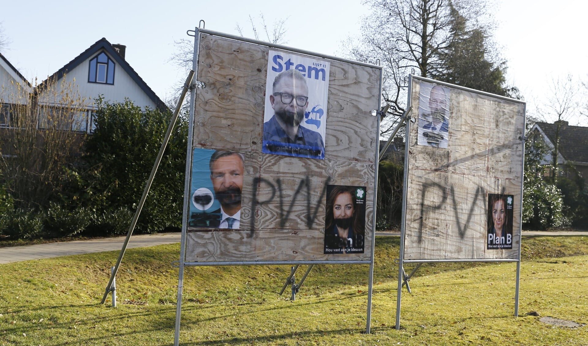Verkiezingsposters op campagnebord in Padbroek beklad met PVV-leuzen. (foto: SK-Media)