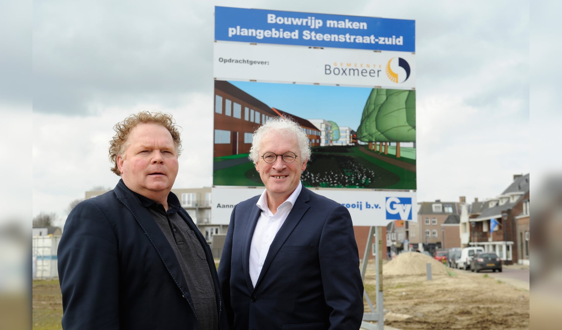 De wethouder Jeu Verstraaten en Peter Stevens op de bouwplaats in de Steenstraat-Zuid in Boxmeer. (foto: Ingrid Driessen)