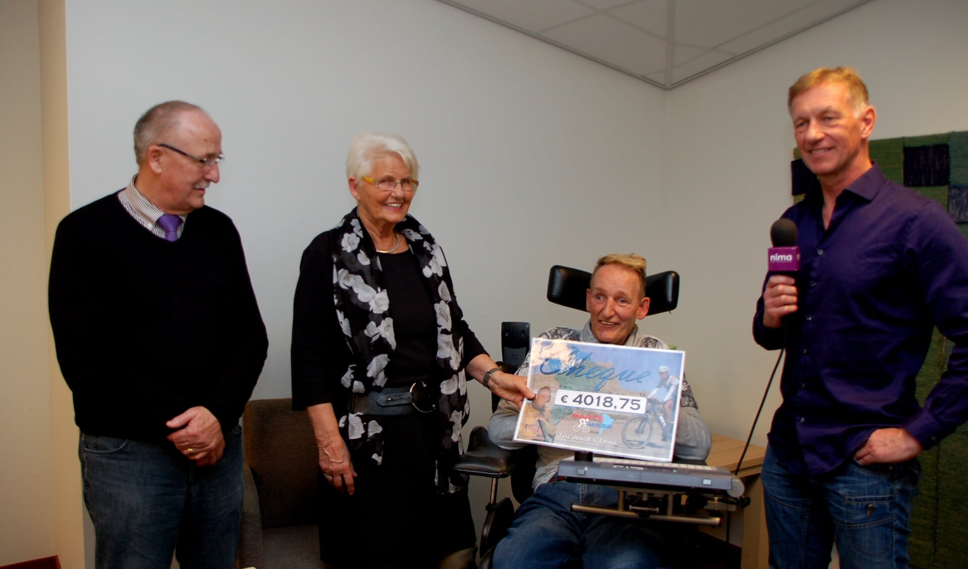 V.l.n.r.: Theo, Gonny en Cliff Gartsen en Bart Akkersdijk bij de overhandiging van de cheque. (foto: Jos Gröniger)