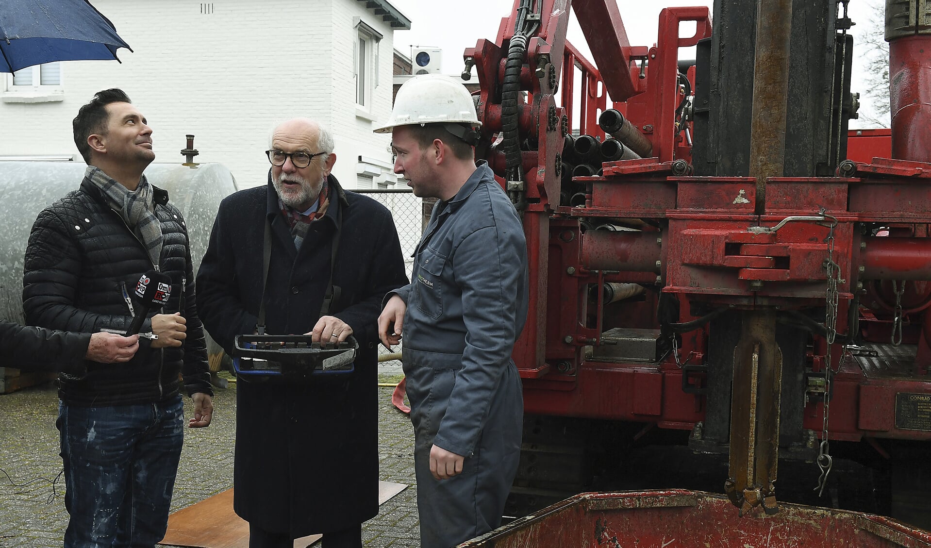Maandag 20 maart werden door burgemeester Van Soest en Guido Weijers de eerste meters voor het bodemenergiesysteem bij het kantongerecht in Boxmeer geboord.