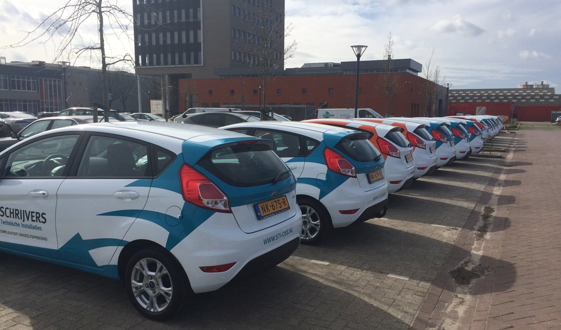 De vijftien nieuwe blikvangers voor Hendriks en Schrijvers zijn geleverd door Autobedrijf Hendriks Oss bv.