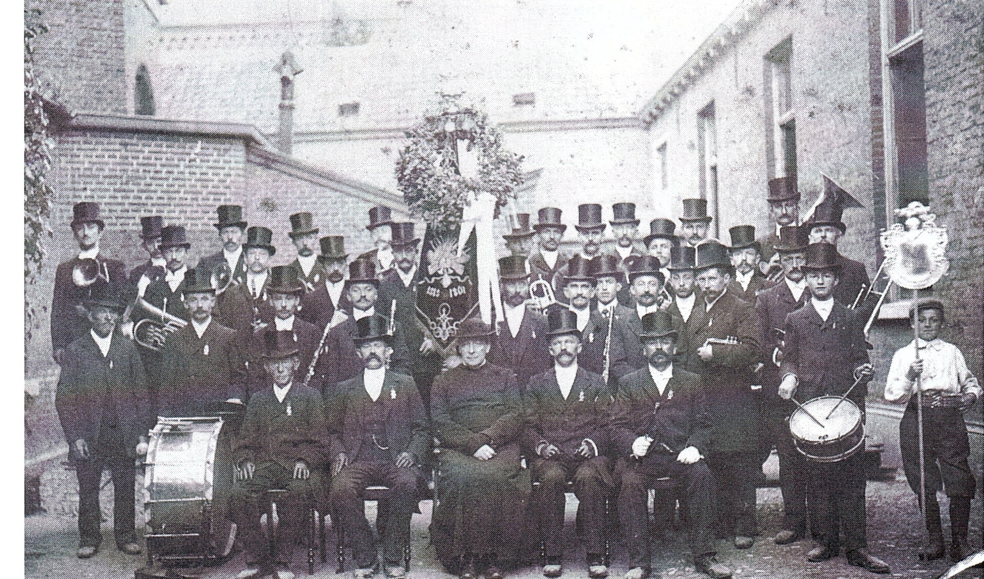 Jubileumfoto harmonie ‘Unitas en Fidelitas’ Gennep anno 1908.