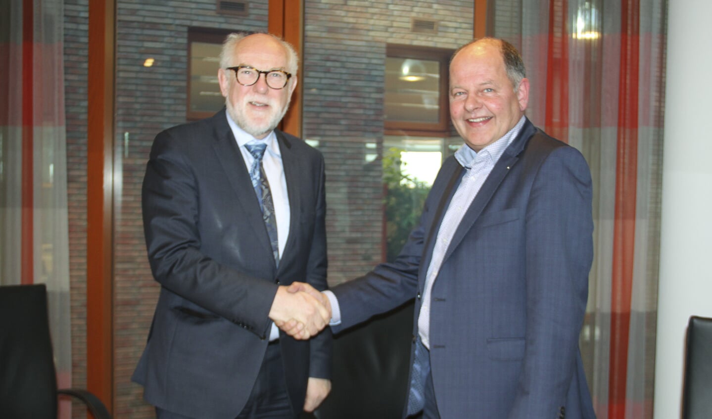Burgemeester Karel van Soest en de heer Hafmans, directeur van VTS