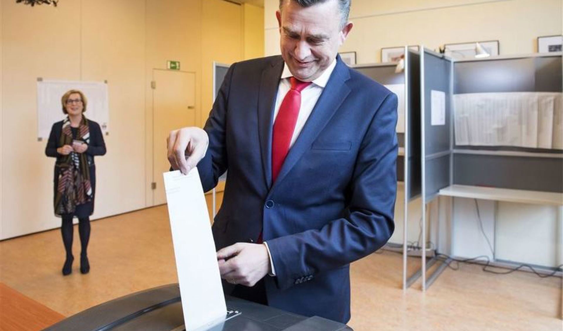 Emile Roemer stemt in Boxmeer. 
