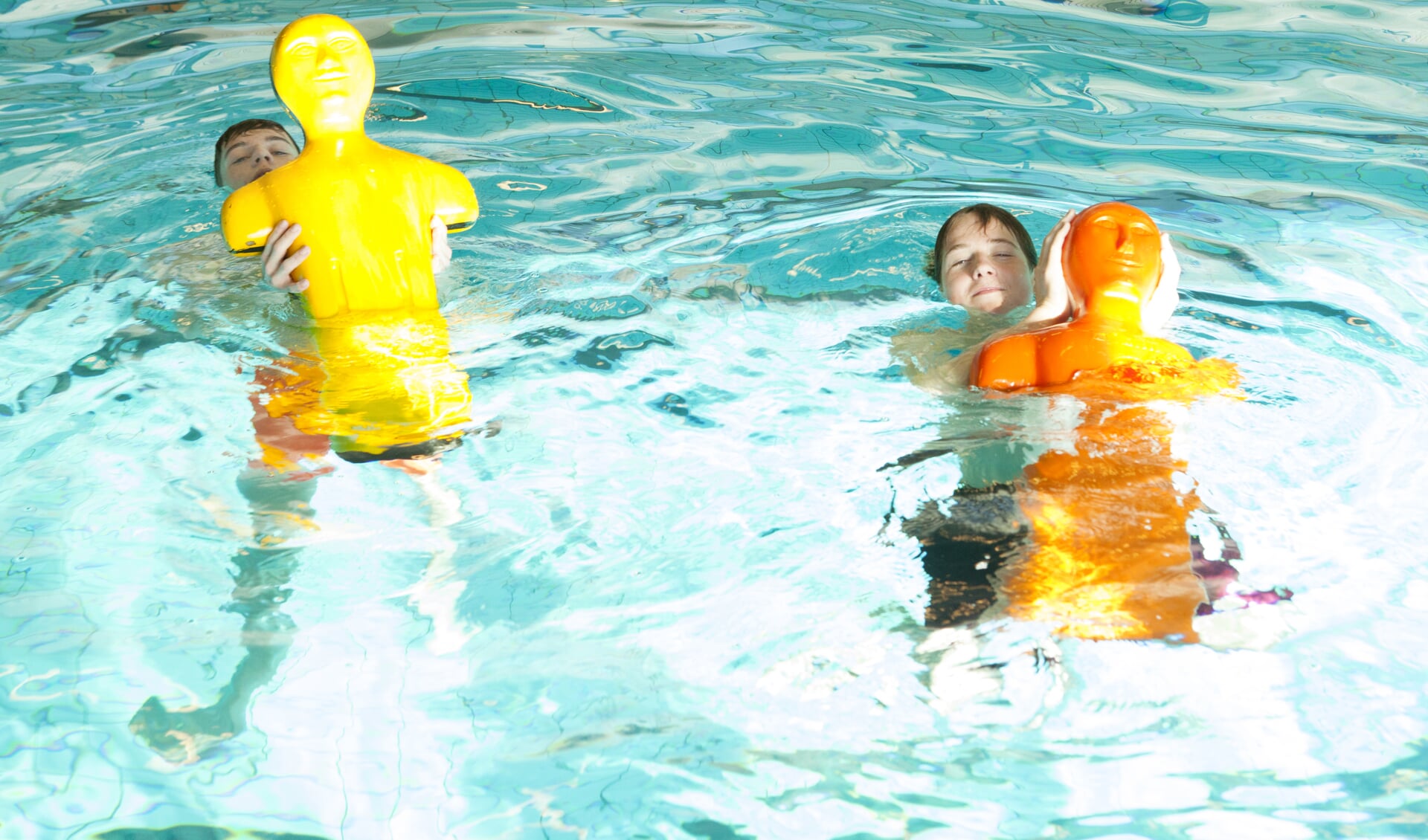 Zwemmend redden bij Reddingsbrigade Erica in De Kwel. (foto: Diana Derks)