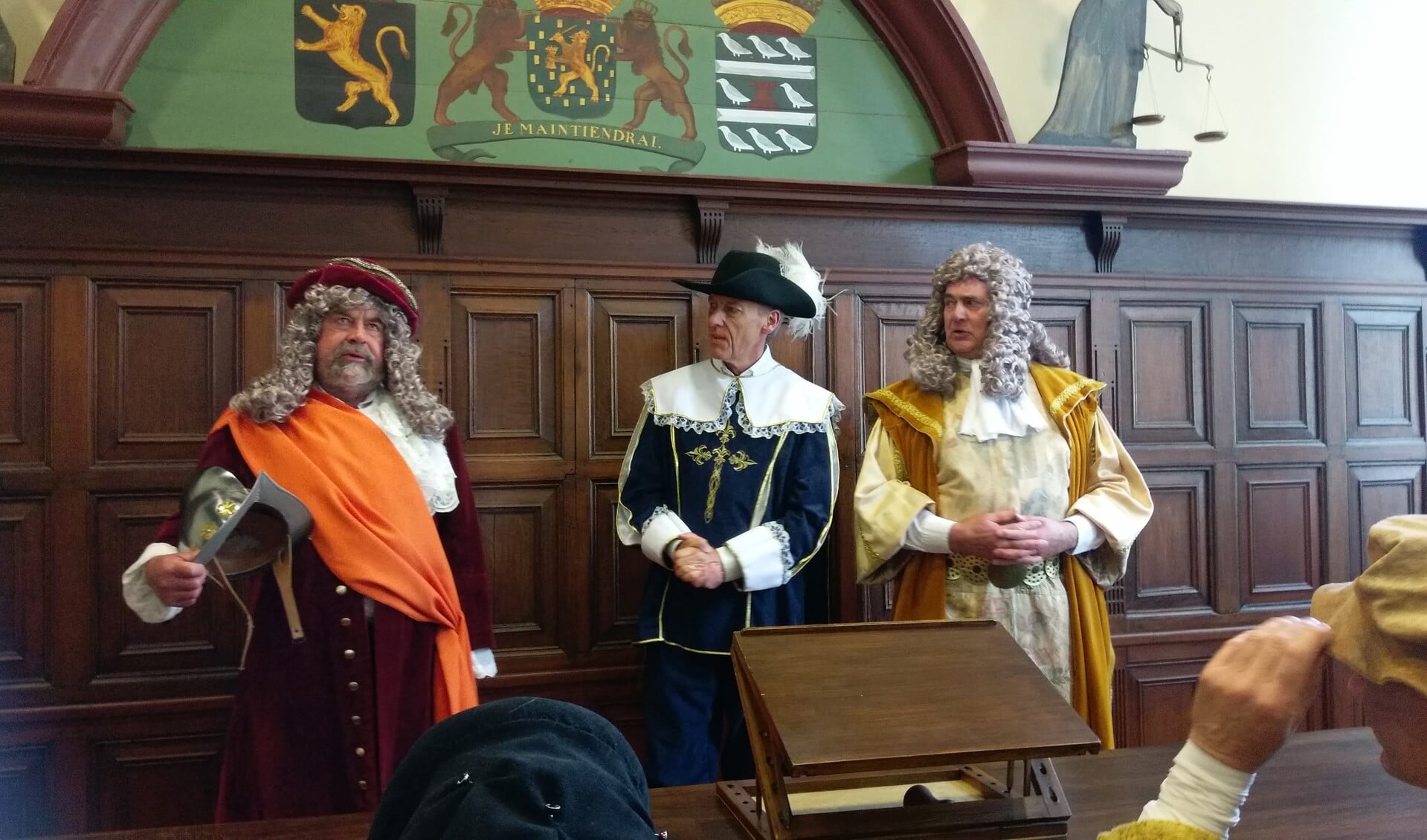 Burgemeester Lex Roolvink (midden) houdt generaal Carel Rapenhaupt en zijn rivaal Markies de Chamilly (rechts) uit elkaar bij de startbijeenkomst van het Historisch Spektakel.
