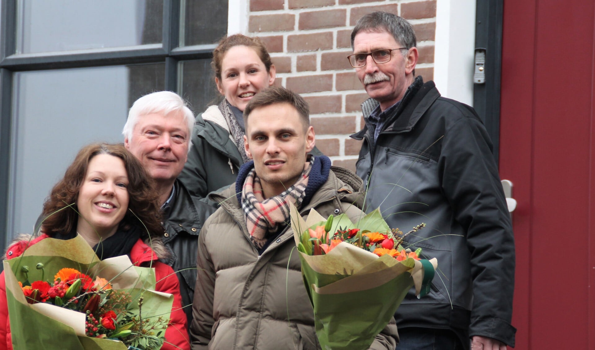 Onder: Camé Veldman en Pieter Hermens (eerste bewoners). Boven: Gerald Kristen,  Jacqueline van de Vleuten en Hans Verhoeven van KISS Solutions