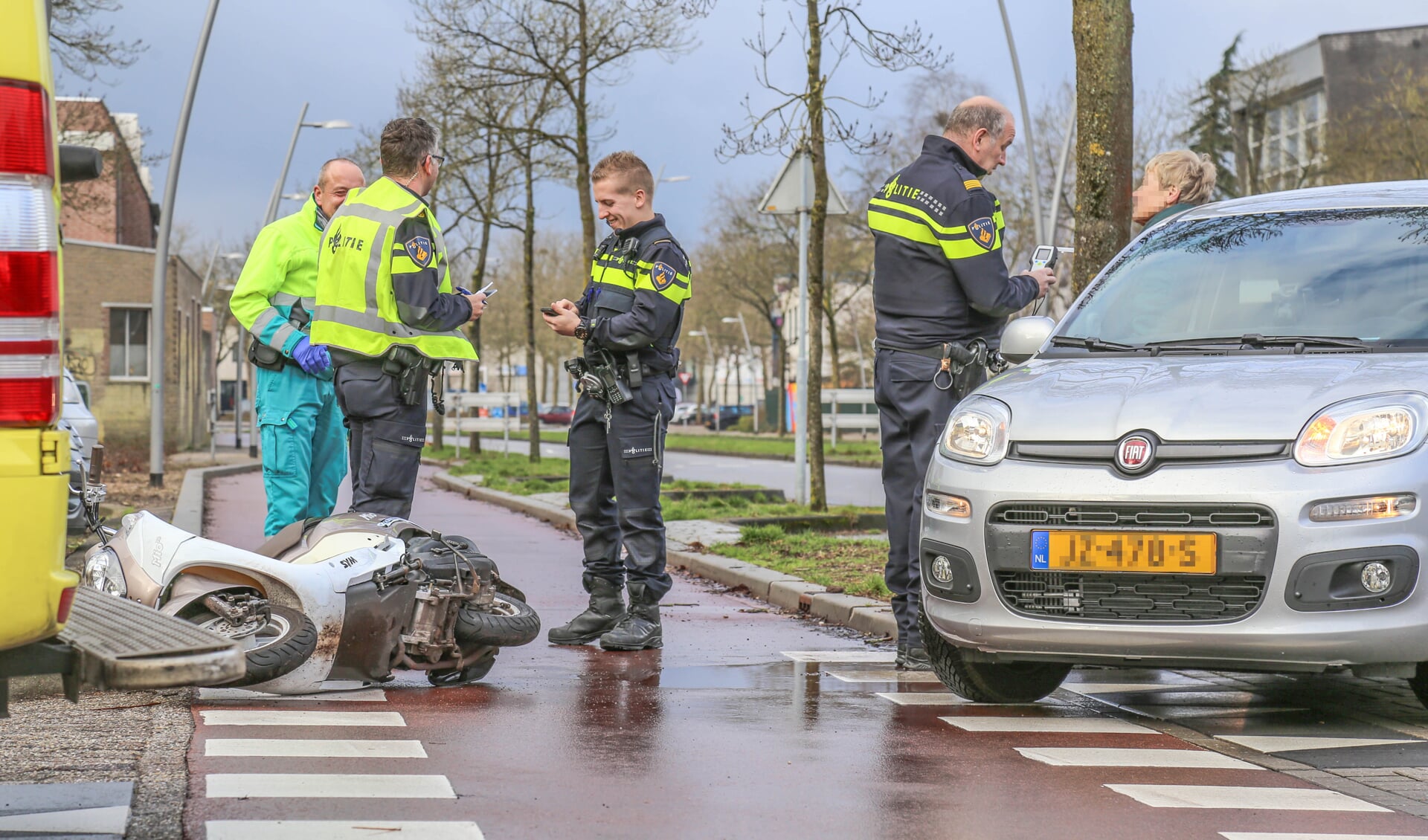 De automobilist botste op de scooter ( Foto's :Maickel Keijzers/ HendriksMultimedia )