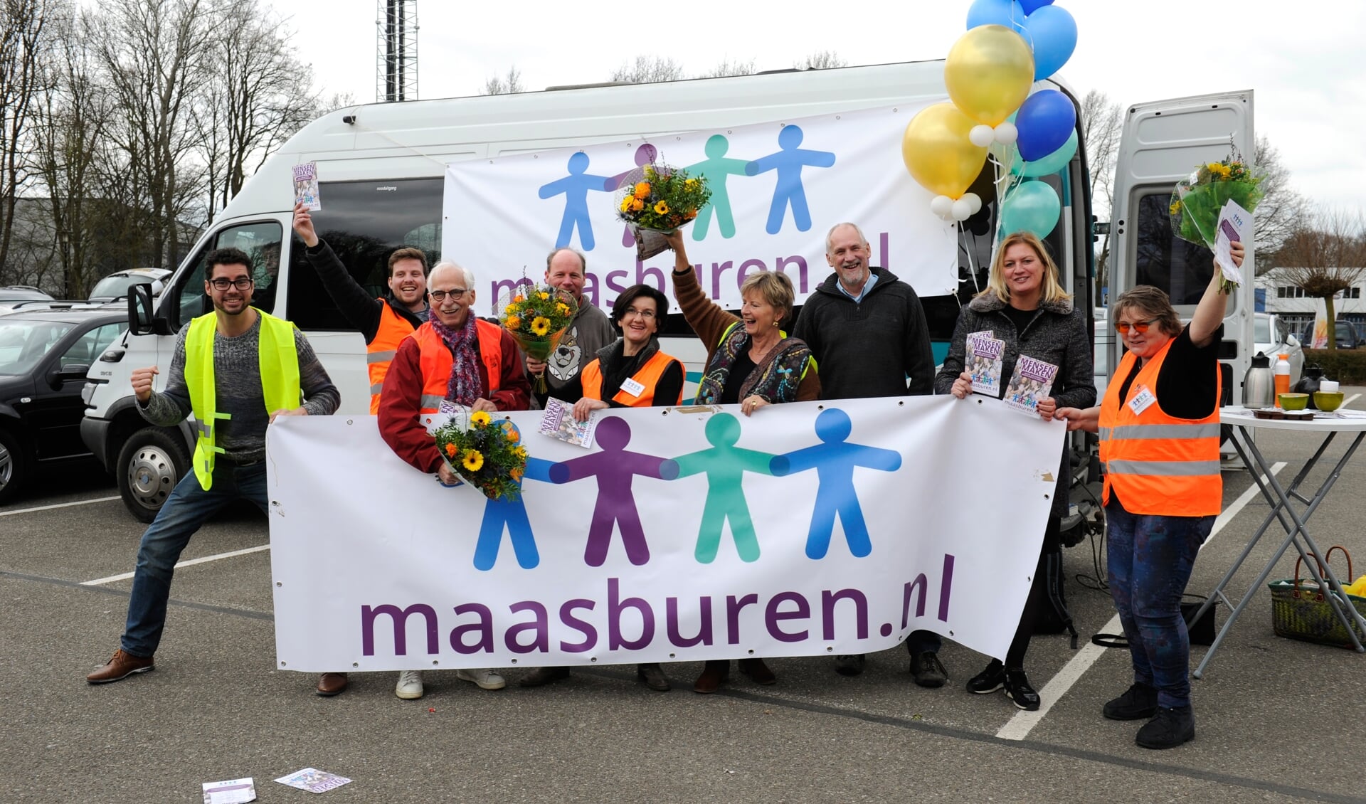 Lancering Maasburen.nl door wethouder Karin Peters (tweede van de rechts) en dorpsgenoten in Plasmolen. (foto: Ingrid Driessen)