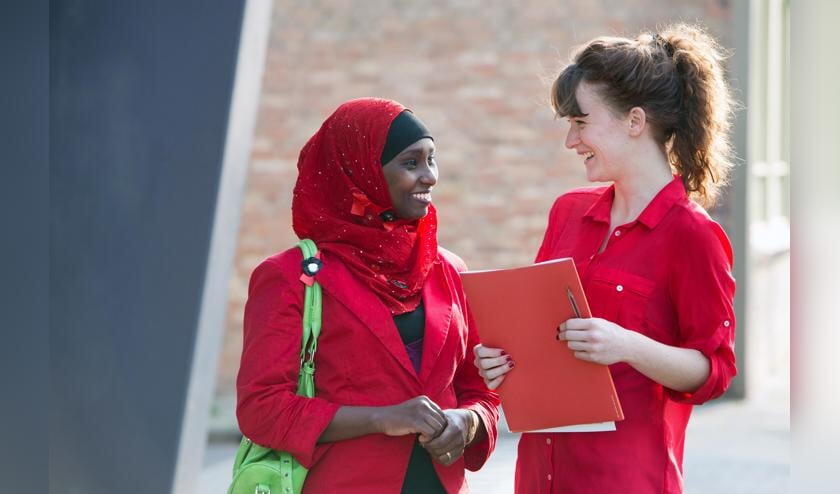 Vluchtelingen worden in Nederland onder meer ondersteund door vrijwilligers van VluchtelingenWerk.