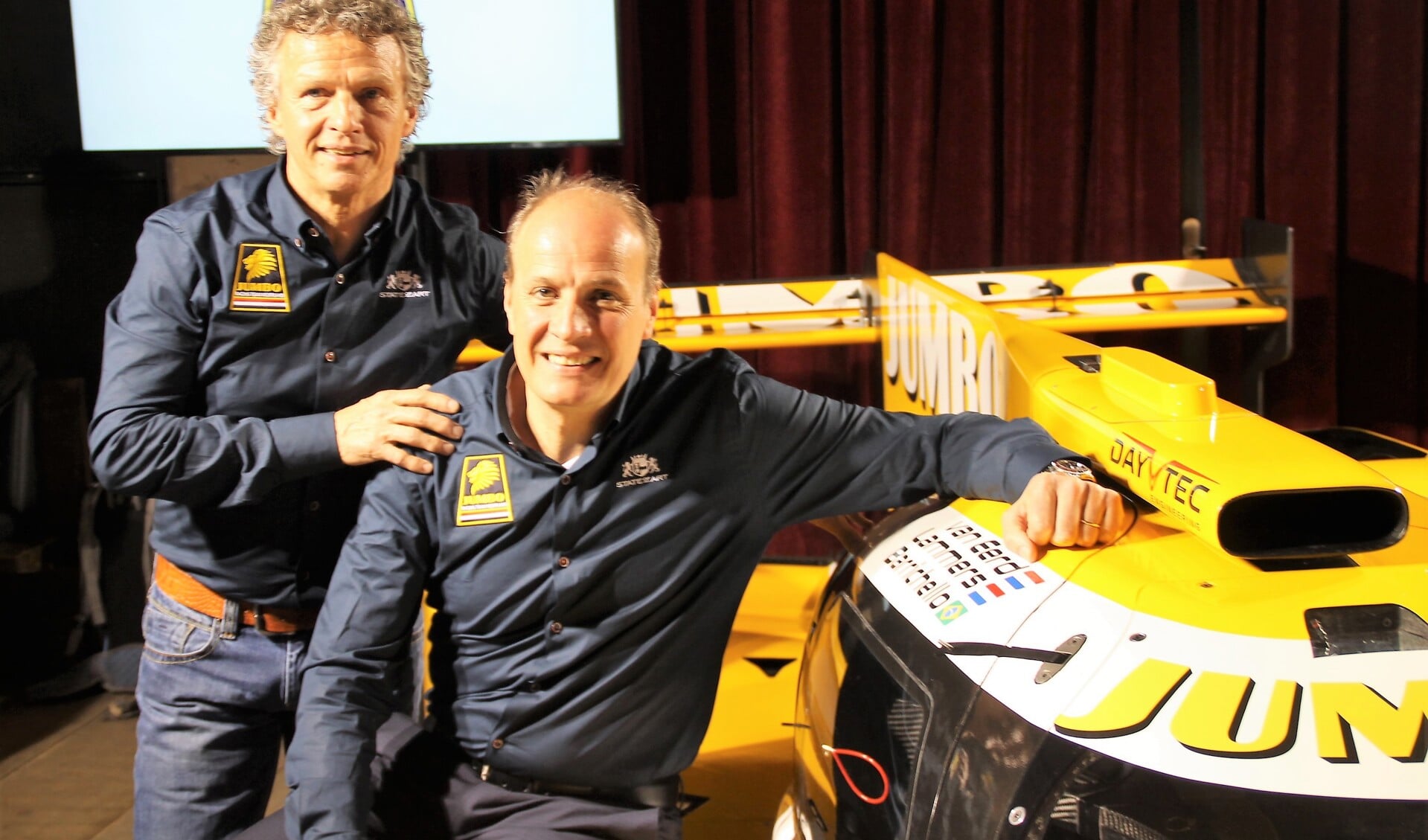 Jan Lammers (staand) en Frits van Eerd zijn onder de indruk van de bolide die dinsdag in Veghel officieel werd gepresenteerd (Foto's: Ties van Dooren).