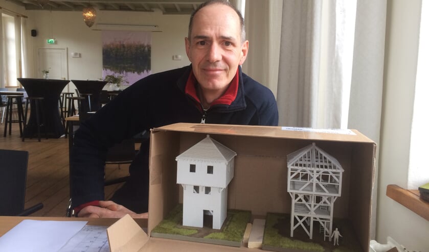 Paul de Maat is gevraagd een maquette te maken van 'het dorpje van Asterix en Obelix', het allereerste begin van kasteel Tongelaar.